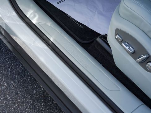 Certified 2025 Porsche Macan AWD/4WD image 23