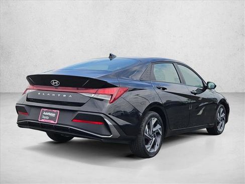 Used 2025 Hyundai Elantra Sport FWD image 5