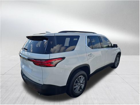 Used 2022 Chevrolet Traverse LT image 3