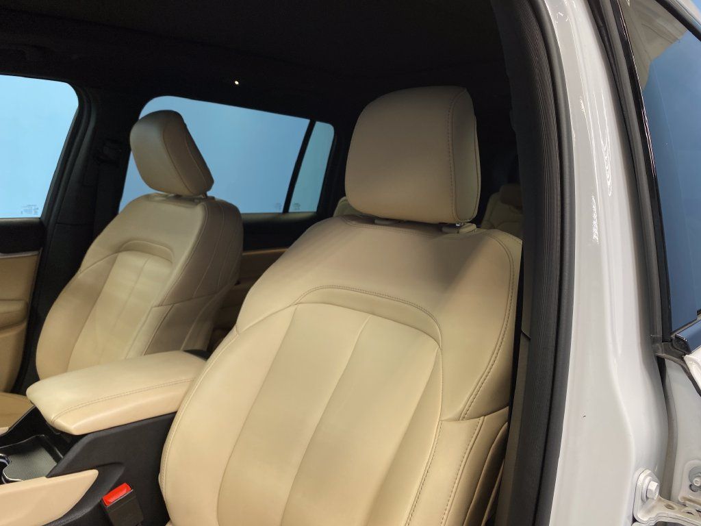 Certified 2025 Jeep Grand Cherokee L Limited w/ Black Appearance Package AWD/4WD image 9
