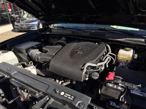 Used 2017 Toyota Tacoma TRD Off-Road image 33