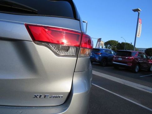 Used 2019 Toyota Highlander XLE image 11