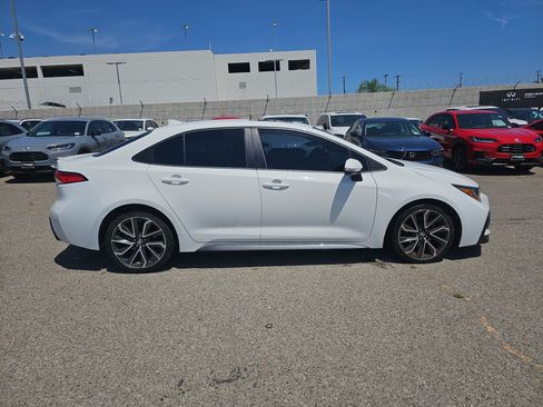 Used 2020 Toyota Corolla SE w/ SE Premium Package FWD image 2