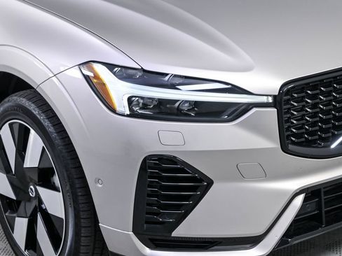 Certified 2024 Volvo XC60 T8 Ultimate w/ Protection Package Premier AWD/4WD image 38