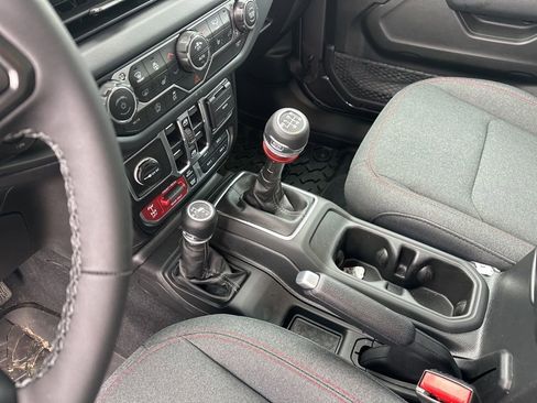 Used 2025 Jeep Wrangler Rubicon w/ Convenience Group image 9