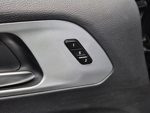 Used 2025 Chrysler Pacifica Limited image 18