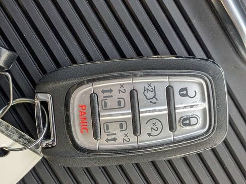 Used 2025 Chrysler Pacifica Limited FWD image 32