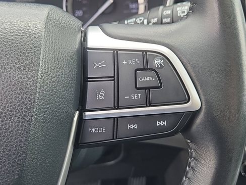 Used 2022 Toyota Highlander XLE AWD/4WD image 24