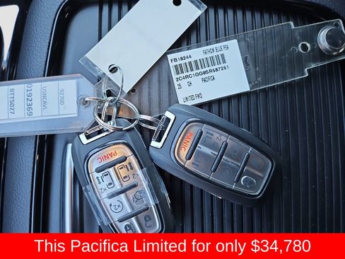 Used 2025 Chrysler Pacifica Limited FWD image 24