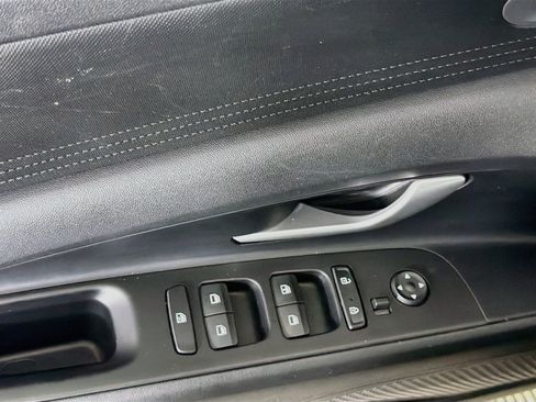 Used 2021 Hyundai Elantra SE FWD image 15