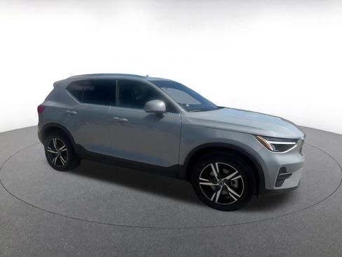 Used 2024 Volvo XC40 B5 Core image 2