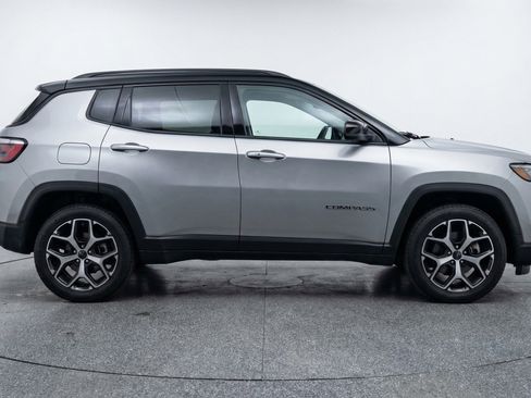 Used 2025 Jeep Compass Limited image 11