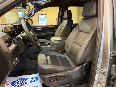 Used 2025 Chevrolet Suburban Z71 image 12