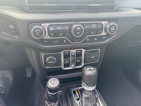 Used 2024 Jeep Wrangler Unlimited w/ Convenience Group AWD/4WD image 15