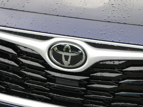 Used 2023 Toyota Highlander XLE FWD image 12