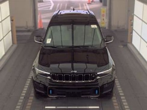 Used 2022 Jeep Grand Cherokee Overland w/ Advanced Protech Group III AWD/4WD image 2
