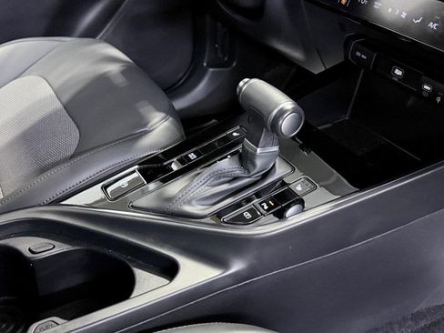 Used 2023 Kia Niro EX image 11