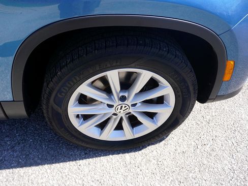 Used 2018 Volkswagen Tiguan Limited w/ Premium Package image 11