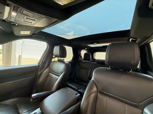 Used 2018 Land Rover Discovery SE image 26