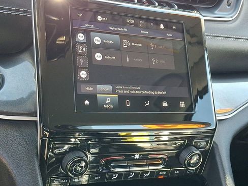 Used 2023 Jeep Grand Cherokee Laredo AWD/4WD image 23