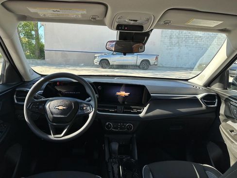 Used 2025 Chevrolet TrailBlazer LS w/ LS Convenience Package FWD image 18
