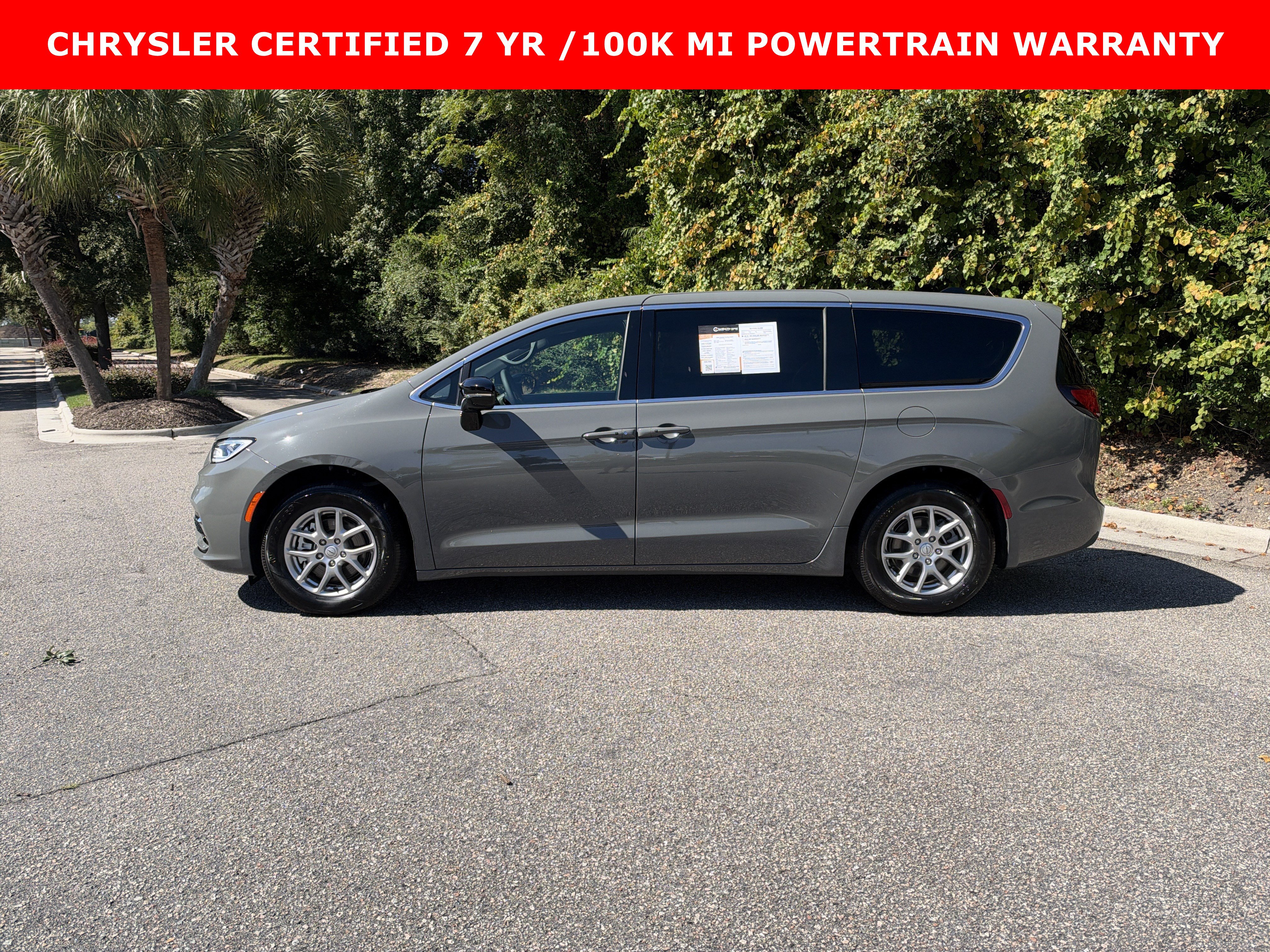 Used 2025 Chrysler Pacifica Select FWD image 6