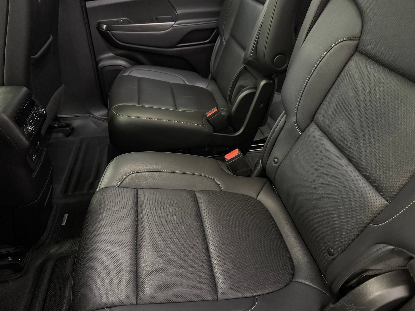 Used 2023 GMC Acadia SLT w/ Preferred Package AWD/4WD image 12