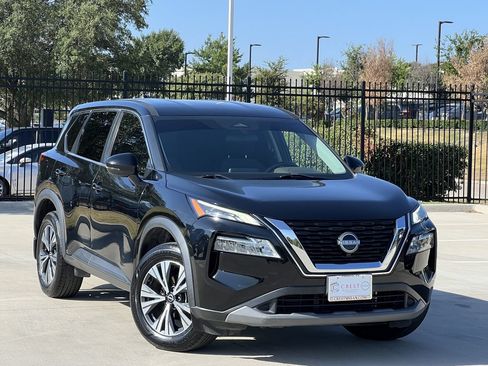Used 2022 Nissan Rogue SV FWD image 2