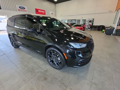 Used 2021 Chrysler Pacifica Limited AWD/4WD image 5