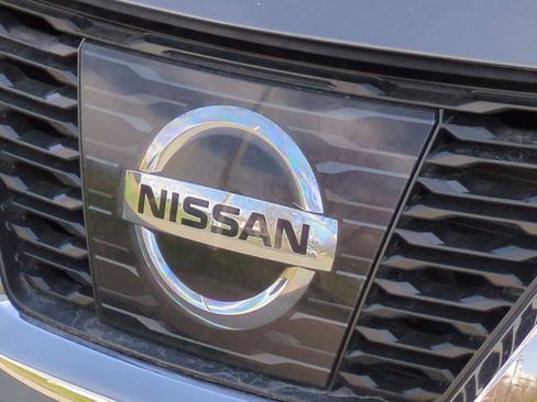 Used 2017 Nissan Rogue SV w/ SV Premium Package AWD/4WD image 11