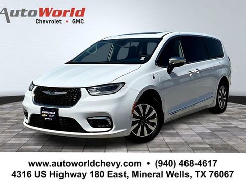 Used 2023 Chrysler Pacifica Limited image 1