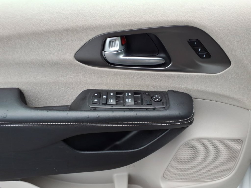 Certified 2024 Chrysler Pacifica Touring-L FWD image 6