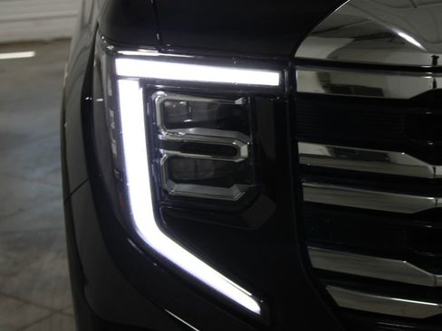 Used 2025 GMC Sierra 1500 SLT AWD/4WD image 24