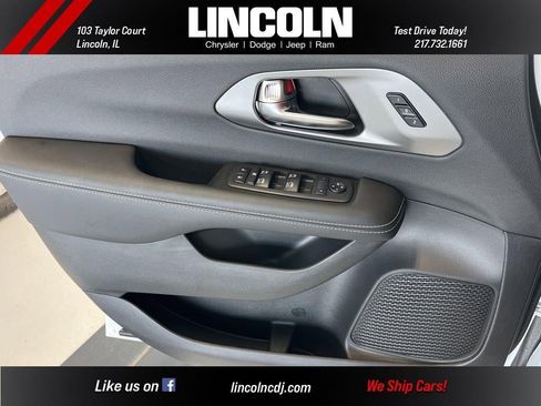 New 2026 Chrysler Pacifica Select image 11