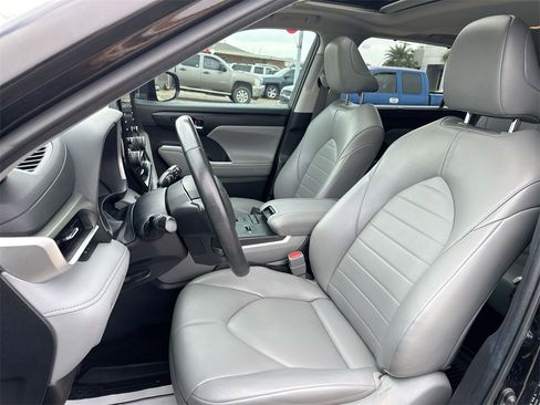 Used 2022 Toyota Highlander XLE image 13