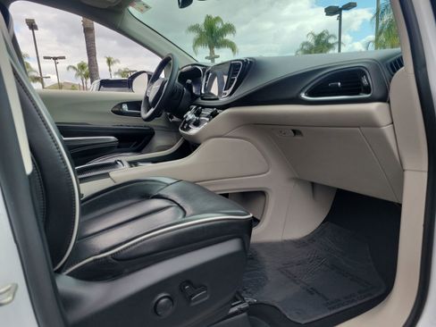 Used 2024 Chrysler Pacifica Limited FWD image 22
