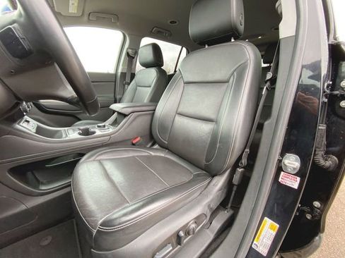 Used 2023 GMC Acadia SLT image 19