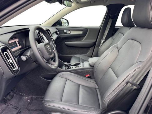 Certified 2025 Volvo XC40 B5 Core image 9