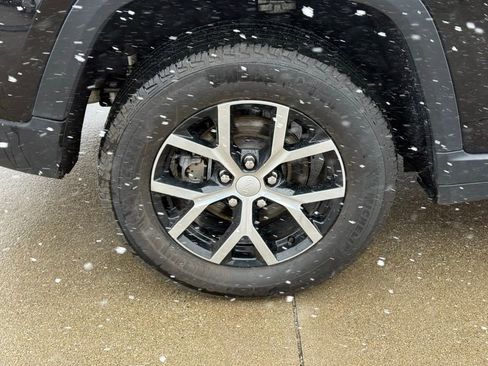 Used 2023 Jeep Grand Cherokee Limited image 10