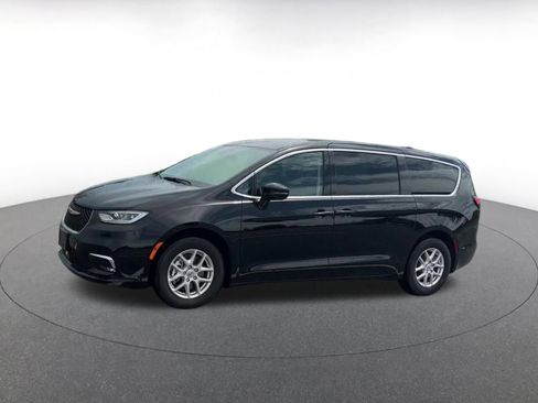 Used 2024 Chrysler Pacifica Touring-L image 8