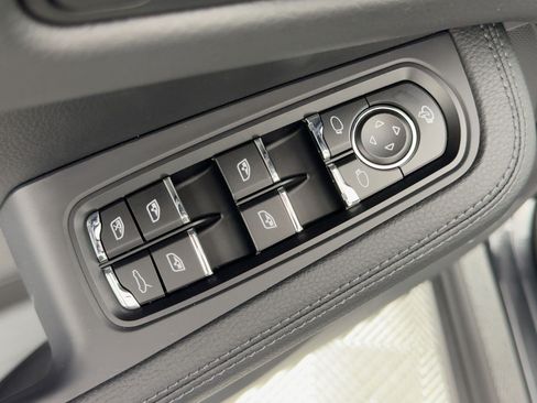 Certified 2026 Porsche Macan AWD/4WD image 13