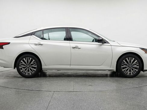Used 2025 Nissan Altima 2.5 SV FWD image 11
