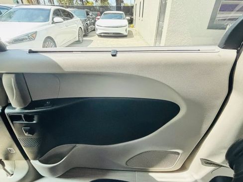 Used 2018 Chrysler Pacifica Touring-L Plus FWD image 13