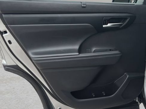 Used 2022 Toyota Highlander XSE FWD image 13