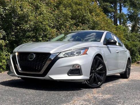 Used 2021 Nissan Altima 2.5 SR FWD image 2