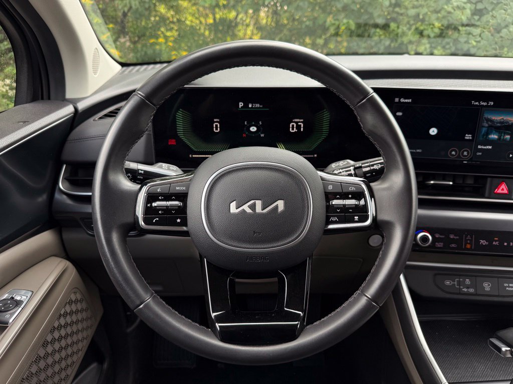 Used 2025 Kia Carnival FWD image 27