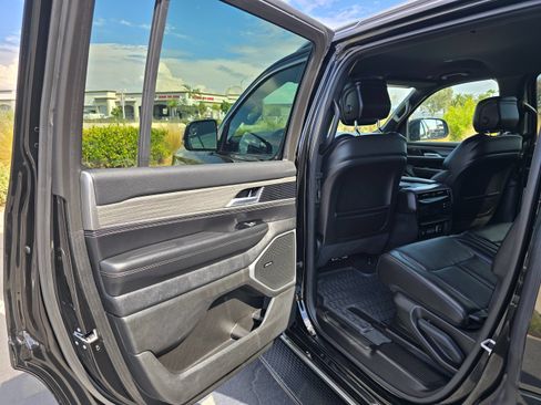 Used 2024 Jeep Wagoneer Series II w/ Flexible Seating Group RWD image 20