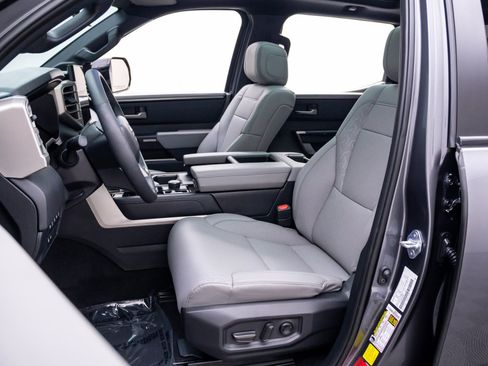 Used 2025 Toyota Tundra Limited AWD/4WD image 16