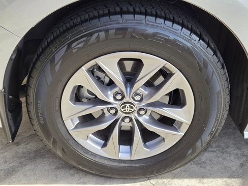 Used 2022 Toyota Sienna XLE image 9