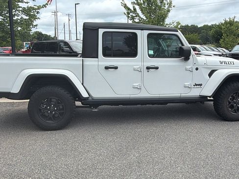 Used 2025 Jeep Gladiator Sport AWD/4WD image 7